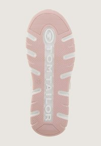 Roze rubberen schoenzool met witte accenten, gestructureerd oppervlak en 'TOM TAILOR' logo in het midden. Bevat groeven voor grip.