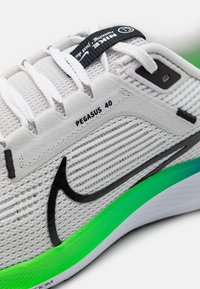 Nike Performance Chaussures de running sur route - white