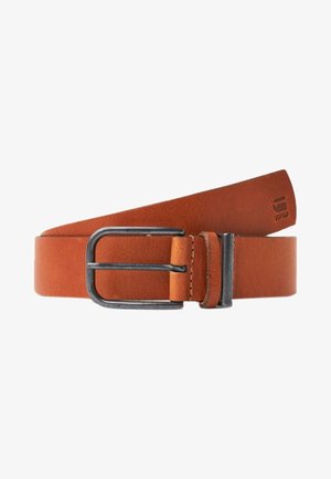 Ceinture en cuir marron avec une boucle rectangulaire en métal foncé et un petit logo embossé près de la pointe.