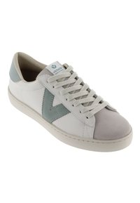 Sneaker in pelle bianca con accenti in suede grigia, dettagli texturizzati verdi, lacci piatti e punta rotonda. Logo sulla linguetta.