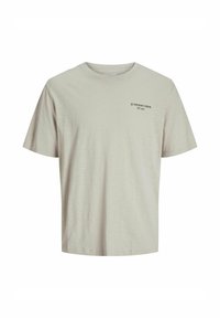 Lichtgrijs T-shirt met korte mouwen, gemaakt van zachte stof, met een ronde halslijn en een klein zwart logo op de linkerkant van de borst. Regular fit, geen patronen.