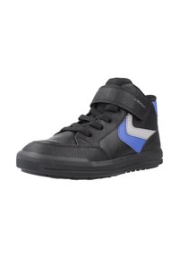Zapatilla alta negra con acentos en forma de chevron azul y blanco, cordones en la parte delantera y una correa de velcro en el tobillo sobre un fondo blanco.