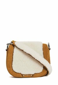 Borsa a tracolla in suede marrone e shearling bianco con chiusura a patta e tracolla rimovibile con accessori in argento.