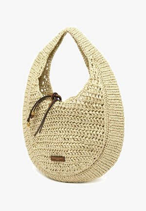 Sac d'épaule tissé beige en forme de croissant, fermeture à cordon en cuir et petite étiquette de marque marron à l'avant.