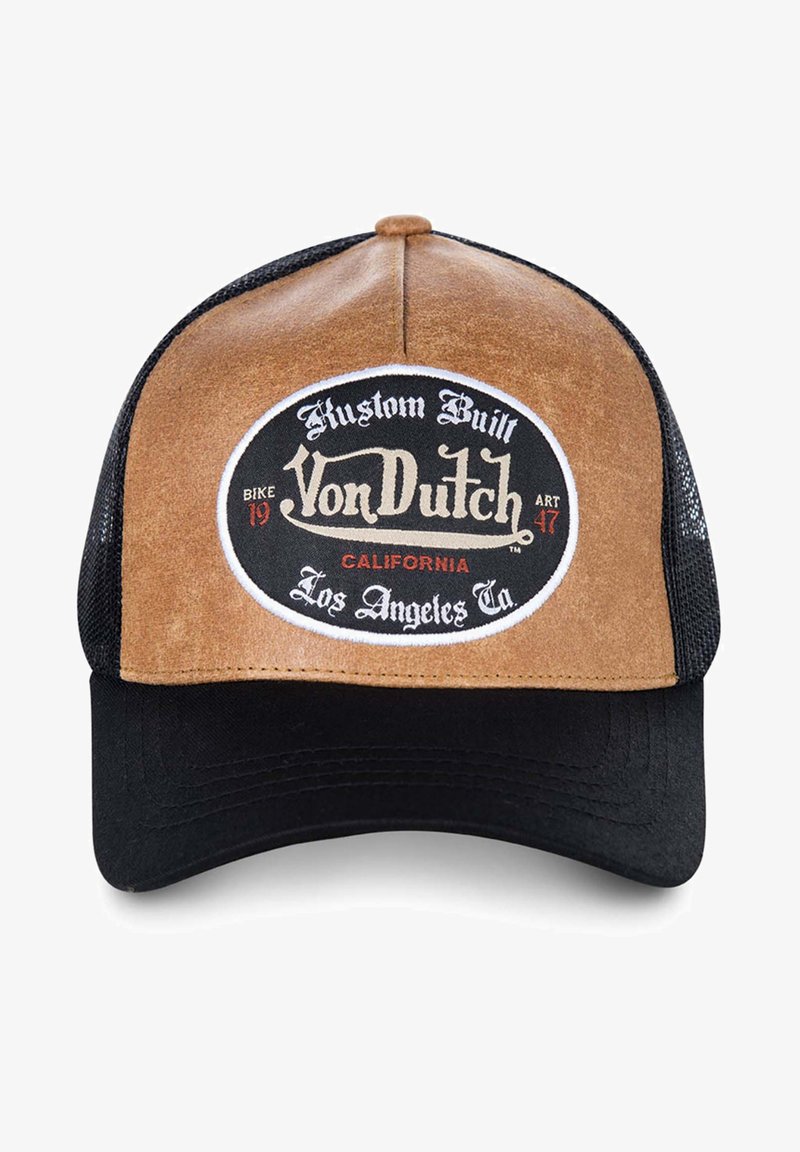 Casquette à panneau avant en suède marron avec des côtés en maille noire. Présente un logo noir rond, bordé de blanc, avec "VonDutch" et un texte supplémentaire. Visière noire.