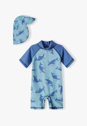 Combinaison de plongée à manches courtes, de couleur bleu clair, ornée d'un motif de baleines, avec un col rond et des coutures contrastées de couleur bleu foncé ; comprend un bonnet assorti.