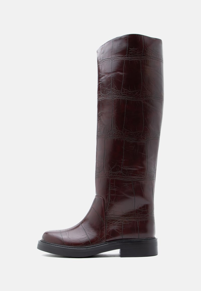 Burgundijas augstuma zābaki no ādas ar teksturētu krokodila rakstu, noapaļota purngala un platu gumijas zoli.