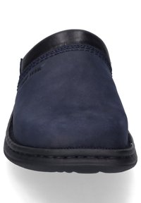 Tmavě modré semišové nazouvací boty s kulatou špičkou, koženými detaily, prošívanými akcenty a gumovou podrážkou pro maximální odolnost.