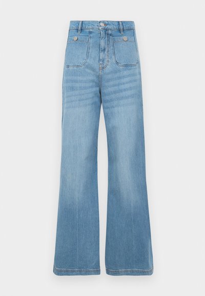 Lys blå denimbukser med vid ben-design, med to frontlommer og to baklommer, avsluttet med råsøm og knappelukking.