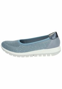 Jasnoniebieskie buty wsuwane z teksturowanej siateczki, miękkie niebieskie wykończenie i kontrastowy ciemnoniebieski akcent na pięcie. Biała gumowa podeszwa z bieżnikiem.