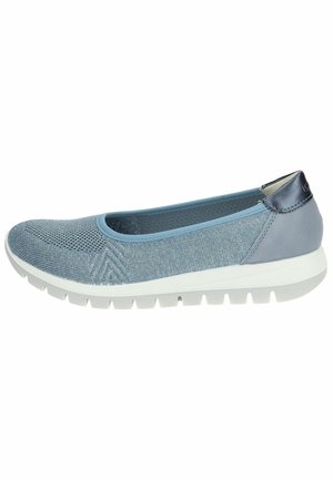 Zapato tipo slip-on de color azul claro con parte superior de malla texturizada, ribete azul suave y un acento en azul oscuro en el talón. Suela de goma blanca con agarres.