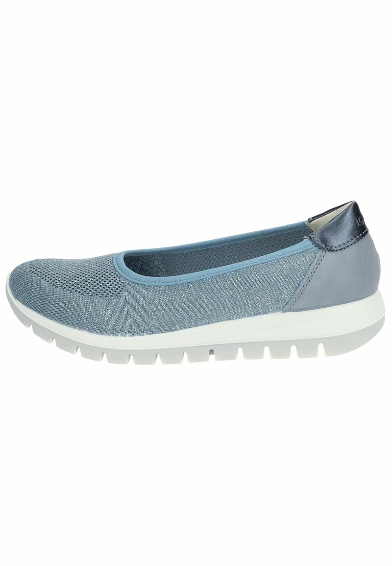 Jasnoniebieskie buty wsuwane z teksturowanej siateczki, miękkie niebieskie wykończenie i kontrastowy ciemnoniebieski akcent na pięcie. Biała gumowa podeszwa z bieżnikiem.