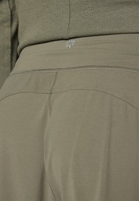 Athleta SALUTATION JOGGER - Pantaloni sportivi - jungle green