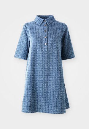 Robe bleue à manches courtes avec un col, présentant un motif texturé et cinq boutons métalliques sur le devant, silhouette en A.