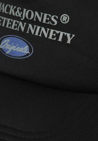 Gorra de béisbol negra de algodón con texto gris bordado "JACK & JONES" y un acento de logo azul que dice "Originals".