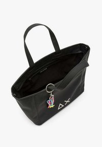 Sort tote bag lavet af syntetisk materiale med en struktureret form. Har to hanke og en farverig nøglering fastgjort. Indvendig er foret.