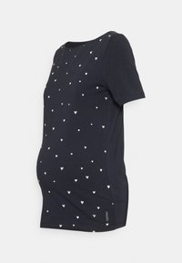 T-shirt de maternidade em algod�ão azul marinho com mangas curtas, apresentando um padrão de corações dispersos em branco e rosa. Ajustável para maior conforto.