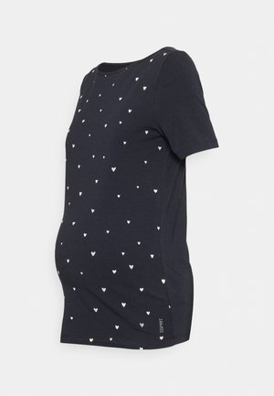 T-shirt de maternidade em algodão azul marinho com mangas curtas, apresentando um padrão de corações dispersos em branco e rosa. Ajustável para maior conforto.