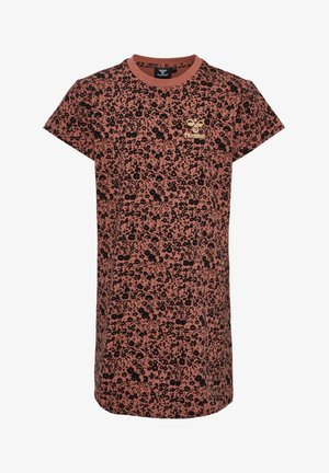 Korte mouw jurk in roestkleur met zwart bloemenpatroon; heeft een ronde halslijn en een klein logo in goud op de borst. Zacht katoenen materiaal.