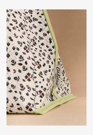 Biela taška s kvetinovým vzorom v čiernej a ružovej farbe, doplnená zelenými akcentmi a textúrovaným povrchom. Obsahuje štítok značky Cath Kidston.