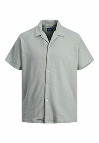 Chemise gris clair à manches courtes avec col, cinq boutons sur le devant et coupe décontractée.