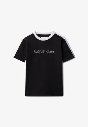 Camiseta negra de manga corta con ribete blanco en el cuello y los hombros, con el logo "Calvin Klein" en letras blancas punteadas en el frente.