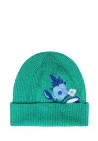 Căciulă tricotată ribbed de culoare teal, cu flori brodate în albastru deschis și alb, și frunze negre pe manșeta pliată.