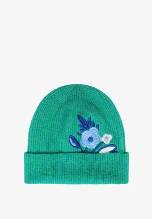 Teal ribbet strikbeanie med lyseblå og hvide broderede blomster og mørkeblå blade på den foldede manchet.