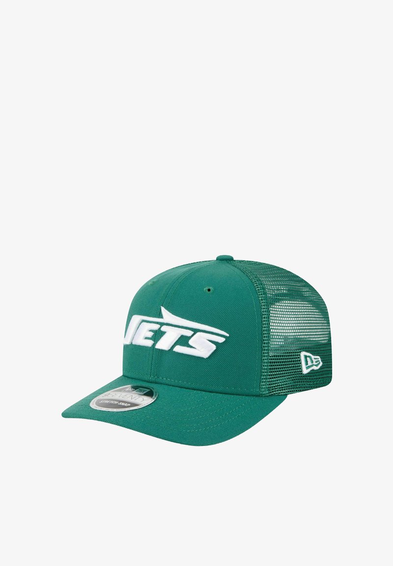 Casquette verte au design structuré, avec un logo "JETS" blanc à l'avant, des côtés en mesh et une visière plate. Fabriquée en tissus et matériaux en mesh.