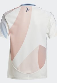 Kortärmad sporttrui in het wit, met abstracte patronen in perzik, lichtblauw en marineblauw. Inclusief een klein logo op de achterkant.