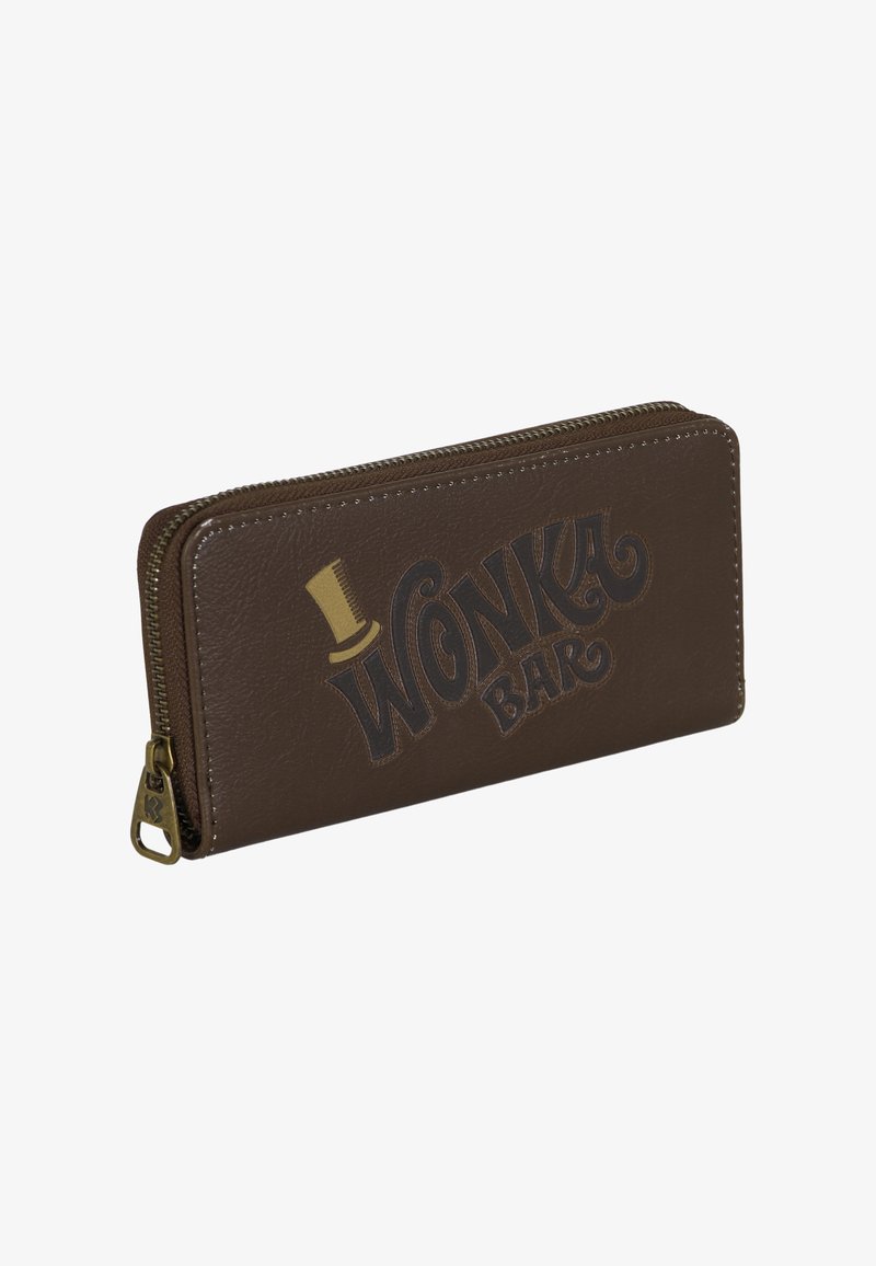 Monedero de cuero sintético marrón con el logo "WONKA BAR" en dorado y marrón oscuro, con cierre de cremallera y un acento en tono dorado en el tirador de la cremallera.