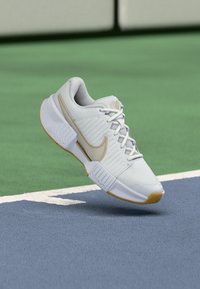 Επιλέχθηκε, white/light orewood brown/summit white