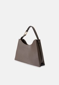 Καφέ δερμάτινη τσάντα με υφή, με καμπυλτό σχέδιο στο πάνω μέρος και ρυθμιζόμενο λουράκι. Διαθέτει χρυσές μεταλλικές λεπτομέρειες για κλείσιμο.