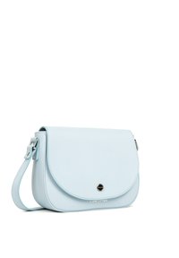 Borsa a tracolla in pelle blu chiaro con pattina arrotondata, accessori in argento e finitura testurizzata, con logo del marchio sul fronte.