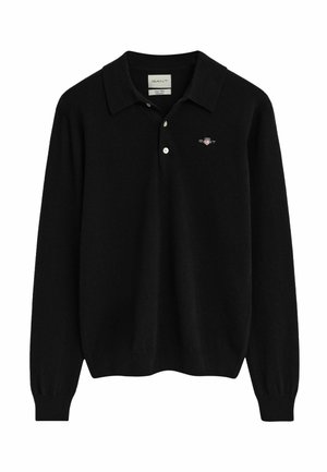 Zwarte polo met lange mouwen, gemaakt van zachte stof, met een klassieke kraag, een drieknoopsluiting en een klein geborduurd logo op de borst.