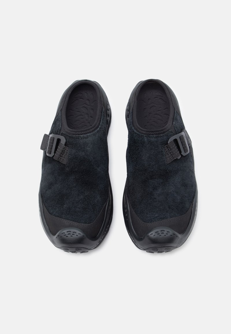 Svarta slip-on skor i mocka med gummidetaljer. Har ett remstängning, texturerad innersula och böjd sula för grepp.