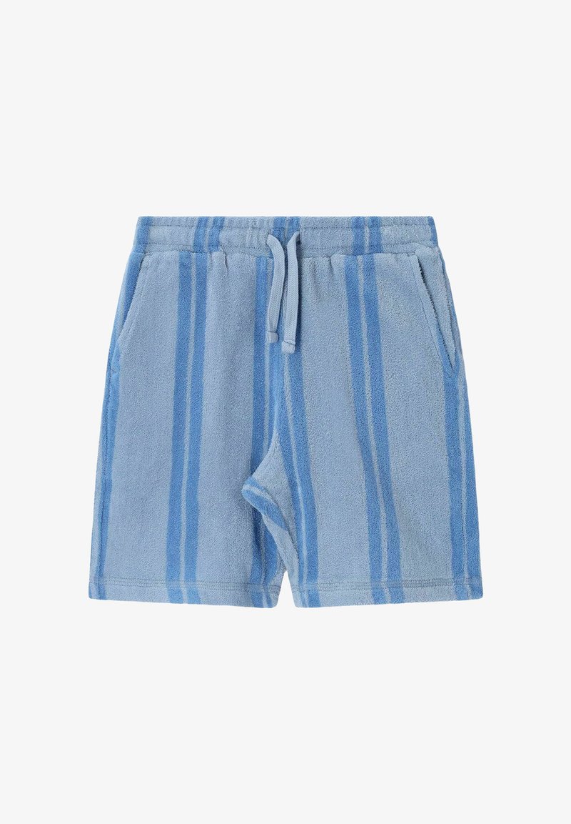 Shorts en éponge bleu clair avec des rayures verticales bleu foncé, taille élastique, cordon de serrage et poches latérales, posés à plat sur fond blanc.