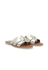 Metallisch silberne Sandalen mit offenem Zehenbereich und geflochtenem Riemen-Design, flachen Sohlen und einer leicht braunen Lederinnensohle. Geeignet für den Alltag.