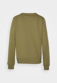 Sudadera verde oliva con cuello redondo, mangas largas y puños acanalados. Textura suave, diseño minimalista y sin patrones visibles.
