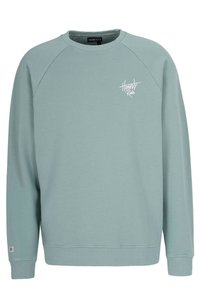 Vaaleansininen collegepaita pehmeästä kankaasta, jossa on raglan-hihat, ribbireunat ja pieni valkoinen graafinen logo rinnassa.