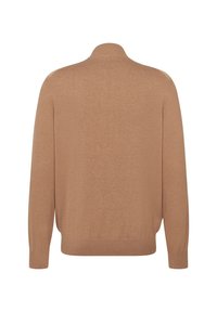 Hellbrauner Strickpullover mit hohem Kragen, langen Ärmeln und gerippten Bündchen. Glatte Textur, keine sichtbaren Muster oder Verzierungen.
