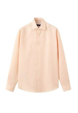 Cămașă lungă cu mâneci lungi, culoare piersică deschisă, cu nasturi, guler clasic și manșete, prezentată cu grijă pe un fundal alb simplu.