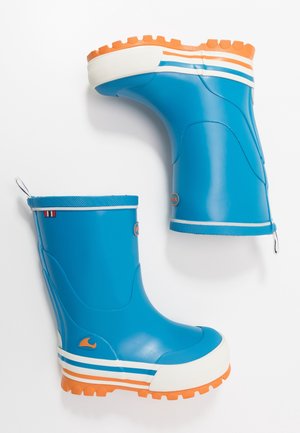Paire de bottes de pluie en caoutchouc bleu avec semelles orange et bandes blanches, posées sur fond blanc.
