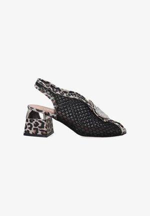 Schwarze Netz-Slingback-Schuh mit einem Leopardenmuster-Blockabsatz und einem Strassakzent an der Vorderseite. Offene Zehendesign mit detaillierter Naht.