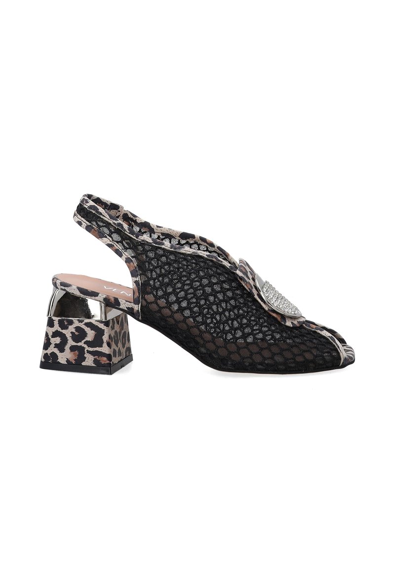 Schwarze Netz-Slingback-Schuh mit einem Leopardenmuster-Blockabsatz und einem Strassakzent an der Vorderseite. Offene Zehendesign mit detaillierter Naht.