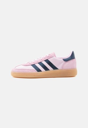 adidas Originals, HANDBALL SPEZIAL - Trainers - orchid fusion/dark blue/gold-coloured metallic