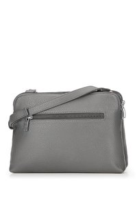 Borsa a tracolla in pelle grigia con finitura testurizzata, dotata di una tasca frontale con zip e di una tracolla regolabile. Forma rettangolare, design minimalista.