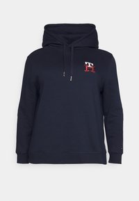 Felpa blu navy realizzata in tessuto misto cotone. Presenta una grande tasca frontale, un cappuccio regolabile e un piccolo logo ricamato sul petto.