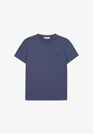Navyblauw katoenen T-shirt met korte mouwen, ronde hals en een klein rood boomlogo op de linkerborst.