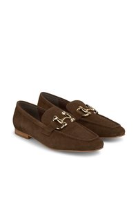 Mocassini in suede marrone con un accento di catena dorata, tacco basso e punta a mandorla. Tessuto liscio con dettagli di cucitura minimi.